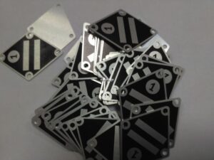 Бирки алюминиевые, металлографика, фрезеровка отверстий и контура