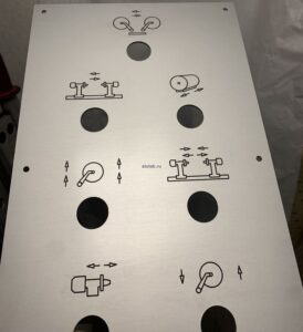 Лицевая панель: ЧПУ гравировка информации, затирка, фрезеровка толщина 1,5мм